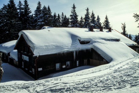 Hütte im Winter am Großen Falkenstein